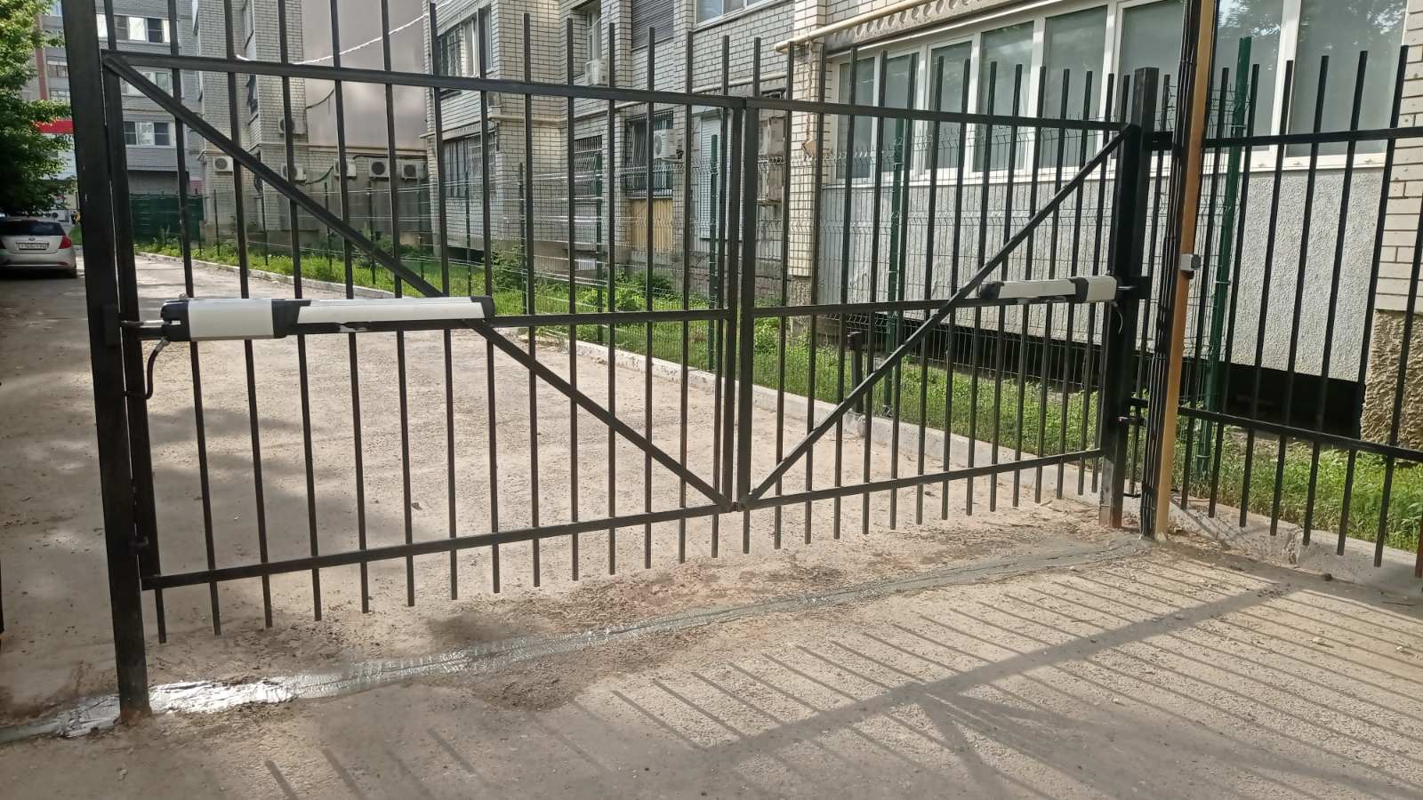 Распашные ворота во двор многоквартирного дома