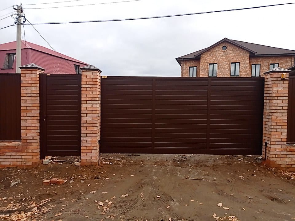 Фирменные ворота и калитка Алютех